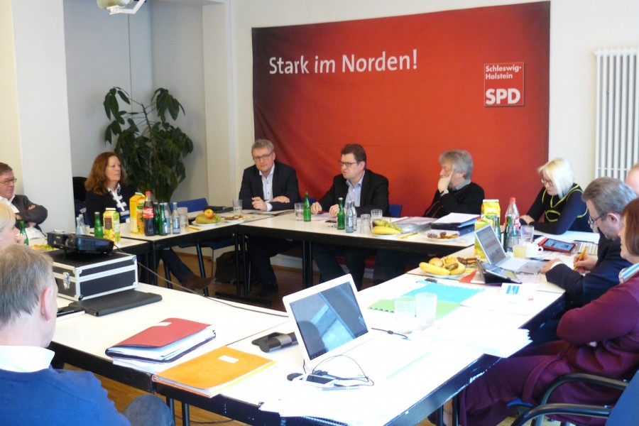 Die Mitglieder der Landesgruppe Schleswig-Holstein der SPD-Bundestagsfraktion im Gespräch mit Ralf Stegner während ihrer Klausurtagung am 27.2.2014 in Kiel