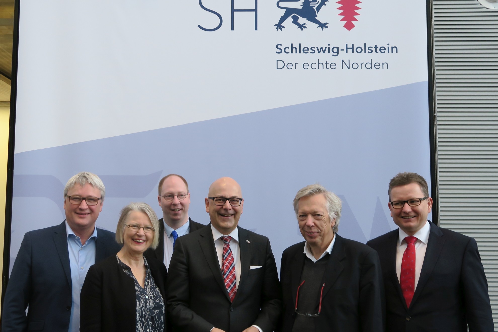 Bildunterschrift (v.l.n.r.): Sönke Rix MdB, Gabriele Hiller-Ohm MdB, Matthias Ilgen MdB, Torsten Albig (Ministerpräsident Schleswig-Holstein), Dr. Ernst Dieter Rossmann MdB, Ralph Müller-Beck (Bevollmächtigter des Landes Schleswig-Holstein beim Bund)
